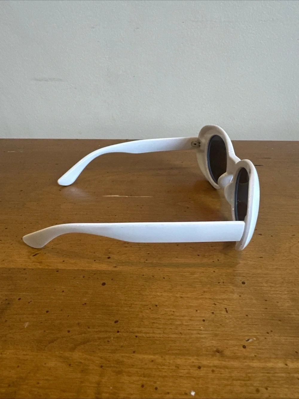 White Oval Retro Sunglasses with Black Lenses Kurt Cobain Clout Vintage Classic